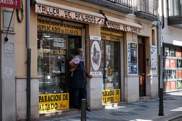 Валладолид Испания Сентября 2020 Мужчина Ожидающий Клиентов Магазине Время Кризиса Стоковая Картинка