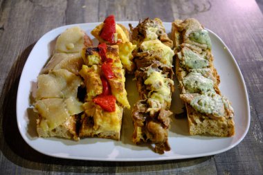 İspanyol mezeleri bir sokak barında servis edilir.