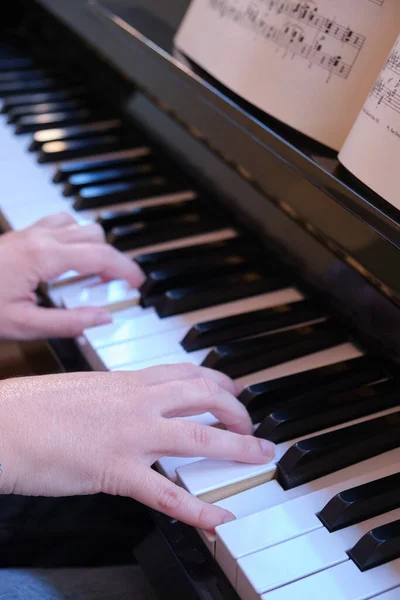 Jonge Vrouw Handen Spelen Piano — Stockfoto