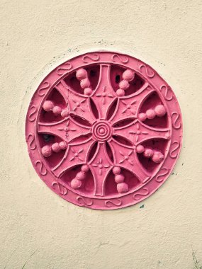 Köy tren istasyonumda tasarlanmış bir duvar bulundu.