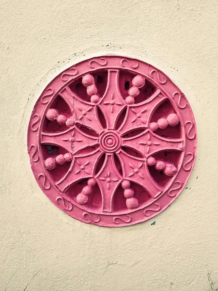 Köy tren istasyonumda tasarlanmış bir duvar bulundu.