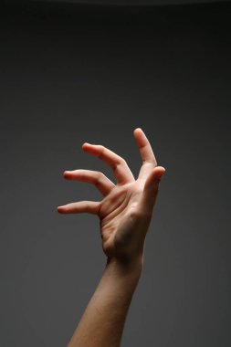 Gri bir arkaplanda el hareketi izole