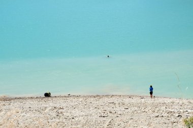 Turkuaz mavi göl manzarası