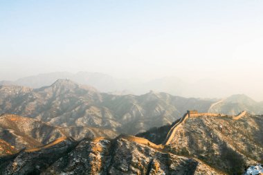 Kışın karla kaplı büyük bir duvar