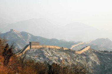 Kışın karla kaplı büyük bir duvar