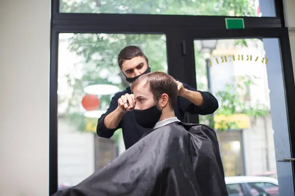 Mann Lässt Sich Beim Friseur Haare Schneiden Und Trägt Schutzmaske — Stockfoto