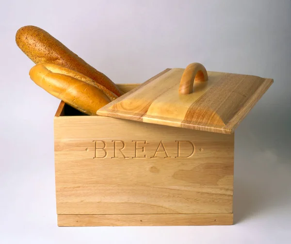 Kotak Kayu Roti Pada Latar Belakang Putih — Stok Foto