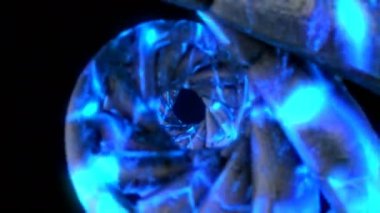 DNA kodu içeri uçuyor. Soyut 3d poligonal tel kafes Dna molekülü sarmal spiral.