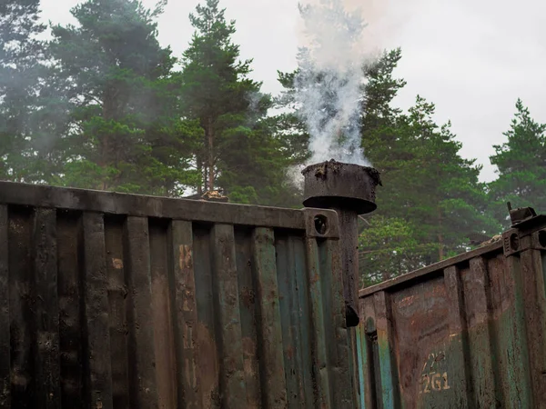 Humo Tubería Del Contenedor Metal Bosque Verde Del Árbol Espalda — Foto de Stock