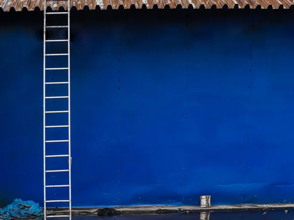 Modré Pozadí Kovové Stěny Obložení Schodištěm Střechu Reflexní Kovová Konvexní — Stock fotografie
