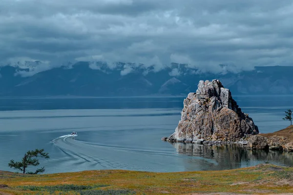 Lago Baikal Ilha Olkhon Turistas Navegam Barco Perto Rocha Shamanka — Fotografia de Stock