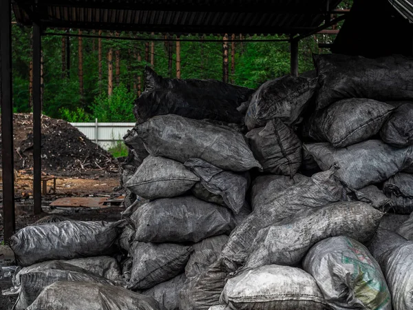 Una Pila Bolsas Tierra Carbón Encuentra Suelo Una Bolsa Para — Foto de Stock