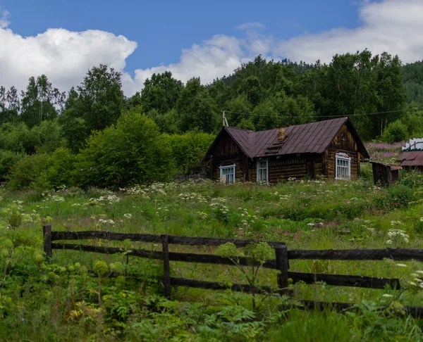 Gamla Trä Brun Rustika Hus Står Nära Grön Skog Bredvid — Stockfoto