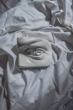 Antik Yunan beyaz heykeli mermer mermer alçı David 'in arka planı beyaz kumaşlı kıvrımlı 