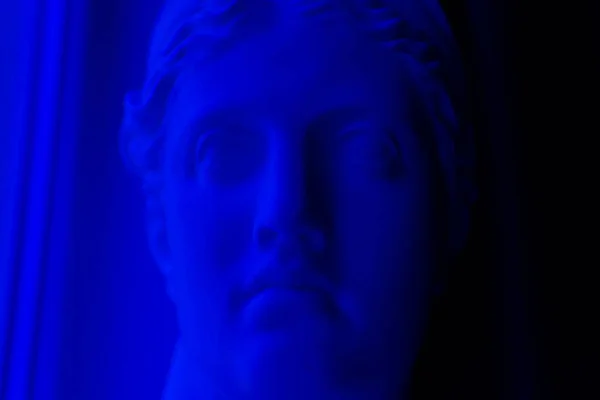 古希腊雕塑家 蓝光下的白色石膏复制品 大理石头像 — 图库照片