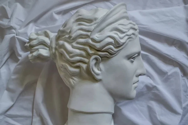 Древнегреческая Статуя Белого Гипса Мраморная Голова Дианы Фоне Белой Ткани — стоковое фото