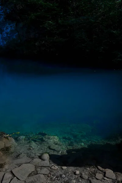 Güzel Mavi Zümrüt Göl Güneşte Parlayan Kayalık Bir Uçurumun Karanlık — Stok fotoğraf