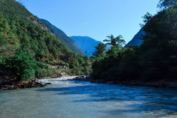 Rio Límpido Azul Montanhoso Flui Entre Colinas Grandes Montanhas Cobertas — Fotografia de Stock