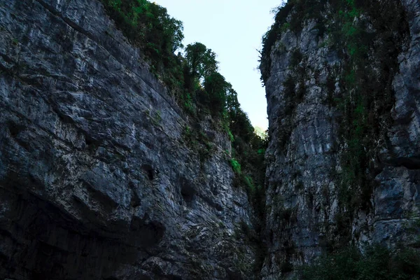 Garganta Montaña Entre Dos Rocas Grises Piedra Alta Textura —  Fotos de Stock