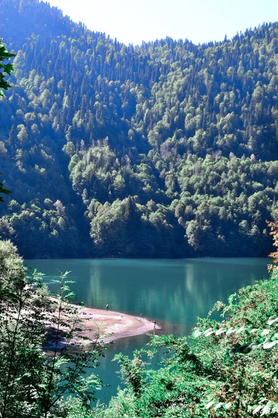 Belo Lago Azul Esmeralda Claro Brilhando Sol Perto Árvores Verdes — Fotografia de Stock