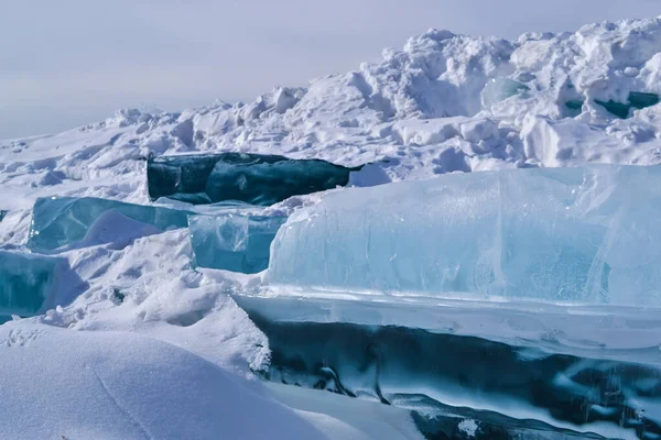 Grandes Témpanos Hielo Azul Cristalino Iridiscentes Con Grietas Brillan Sol —  Fotos de Stock