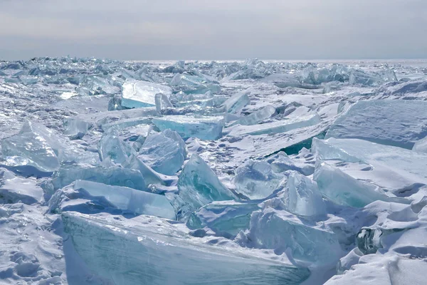 Large Iridescent Crystal White Blue Ice Floes Cracks Shine Light — Stock Photo, Image