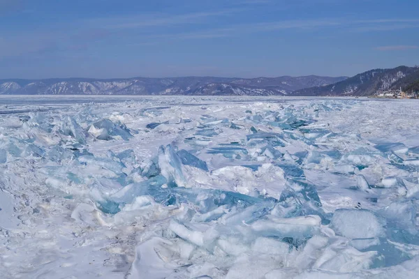 Grandes Cristales Iridiscentes Témpanos Hielo Azul Blanco Con Grietas Brillan —  Fotos de Stock