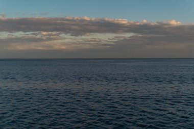 Berrak sakinliğin dalgalanan görüntüsü