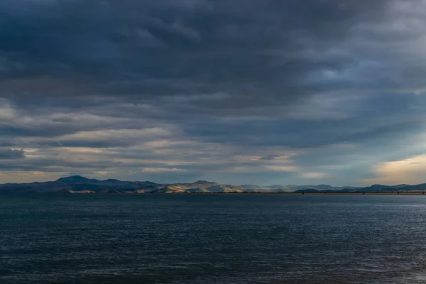 Θέα Της Καθαρής Ηρεμία Κυματίζει Σκούρο Μπλε Νερό Της Λίμνης — Φωτογραφία Αρχείου