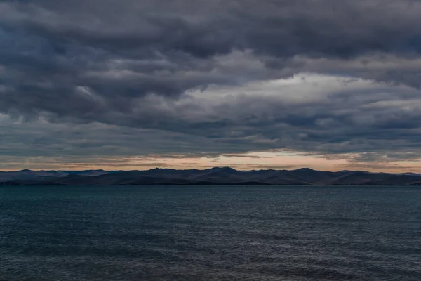 Pemandangan Tenang Bergelombang Air Biru Dari Danau Baikal Pegunungan Cakrawala — Stok Foto