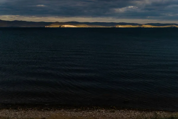 Pemandangan Tenang Bergelombang Air Biru Dari Danau Baikal Matahari Terbenam — Stok Foto