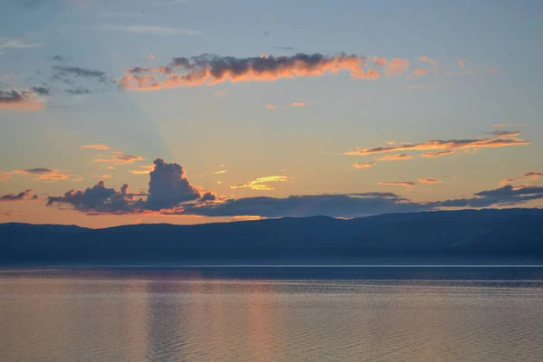 Blick Auf Das Klare Ruhige Wogende Blaue Wasser Des Baikalsees — Stockfoto