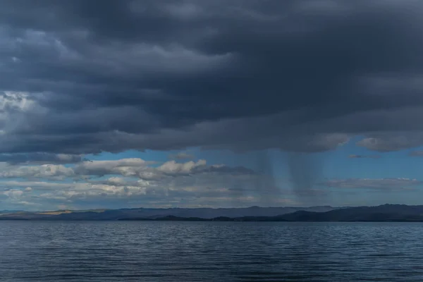 Pemandangan Tenang Bergelombang Air Biru Dari Danau Baikal Pegunungan Cakrawala — Stok Foto