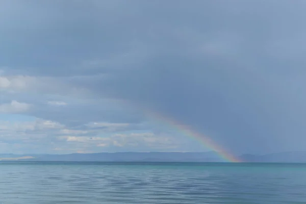 Pemandangan Tenang Bergelombang Air Biru Dari Danau Baikal Pegunungan Cakrawala — Stok Foto