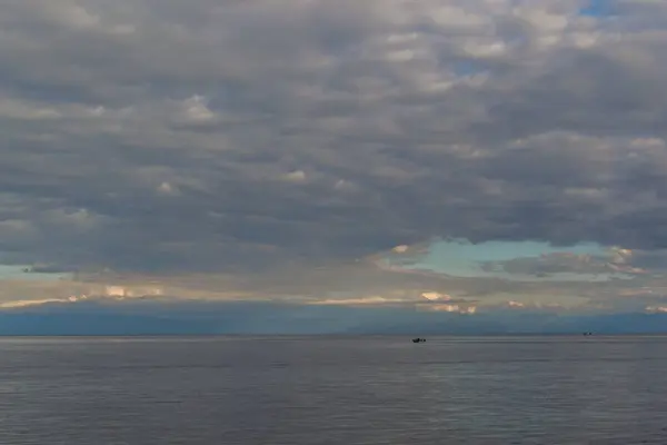 Vista Della Limpida Calma Ondulata Acqua Blu Del Lago Baikal — Foto Stock