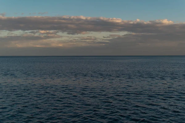 Berrak sakinliğin dalgalanan görüntüsü