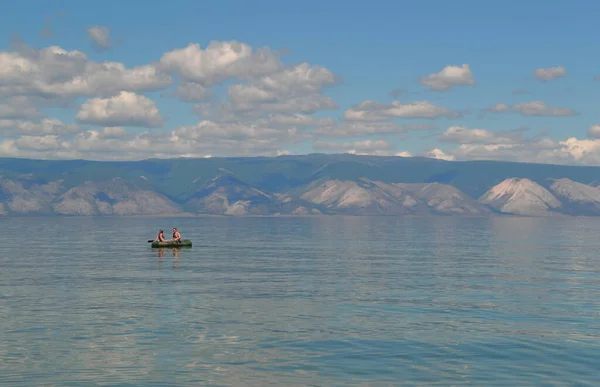 Widok Czyste Spokojne Faliste Błękitne Wody Jeziora Bajkał Góry Horyzoncie — Zdjęcie stockowe