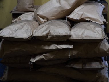 Kömür fabrikasında, kömürle dolu kahverengi kese kağıtları.