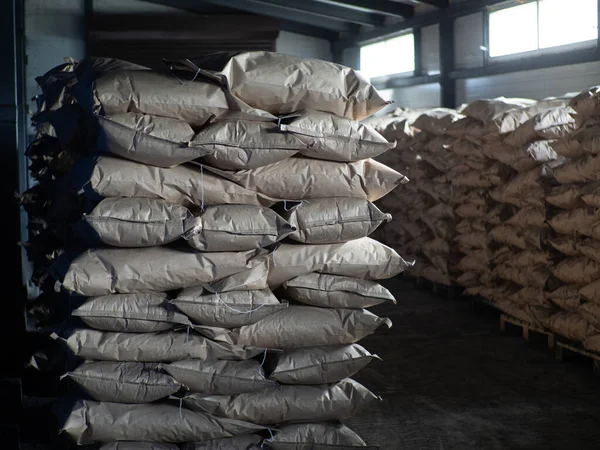 Volledige Bruine Kraftpapieren Zak Met Houtskool Bij Een Kolenfabriek Zakken — Stockfoto