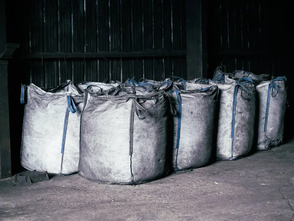 Full Cloth Fuzzy White Agricultural Charcoal Bags Een Rij Staan — Stockfoto