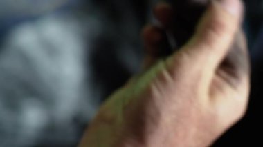 Uzun süre çok çalıştıktan sonra kömür kömürü geçmişi olan kirli bir işçi.