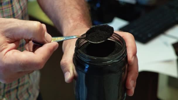 木炭被压碎 用金属勺子放在一大罐焦炭中 — 图库视频影像