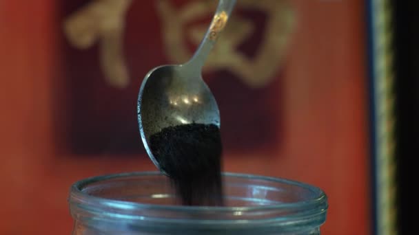 木炭被压碎 用金属勺放在一大罐木炭中 — 图库视频影像