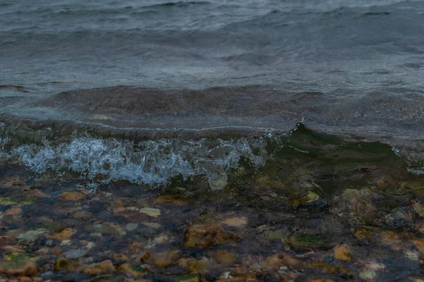 Donkergroene Golven Van Meer Baikal Bewolkte Zomer Stenen Het Water — Stockfoto
