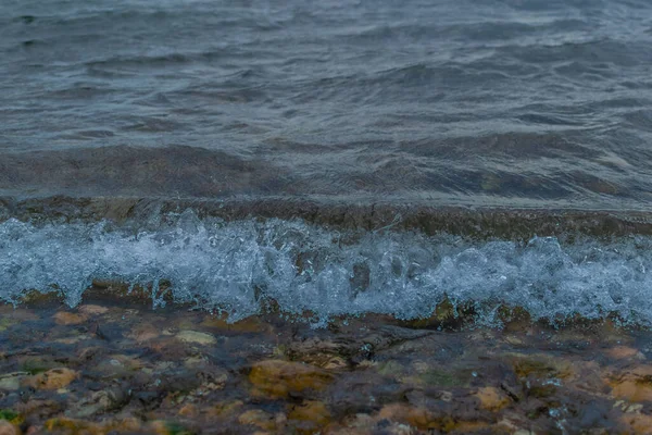 湖畔的波涛 水中的石头 — 图库照片
