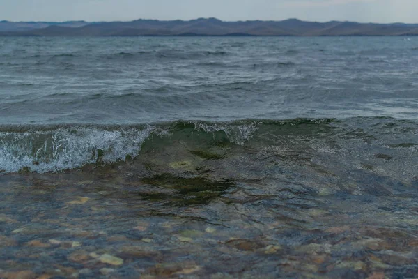 Cerah Zamrud Hijau Gelombang Danau Baikal Dalam Terang Matahari Musim — Stok Foto