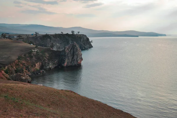 Скелясті Скелі Стоять Березі Озера Байкал Захід Сонця Вигнанка — стокове фото