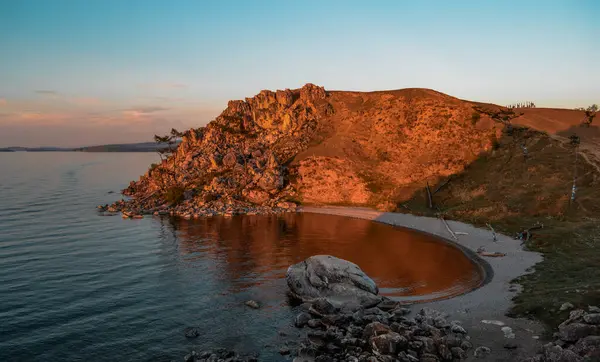 Rode Stenen Rots Het Licht Van Ondergaande Zon Aan Baai — Stockfoto