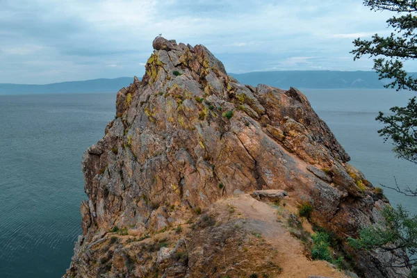 Oranje Stenen Rots Blauw Meer Baikal Boom Bewolkt Bergen Achtergrond — Stockfoto