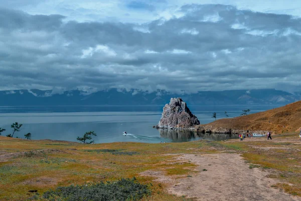 Roche Cap Shamanka Dans Lac Baïkal Bleu Parmi Les Steppes — Photo